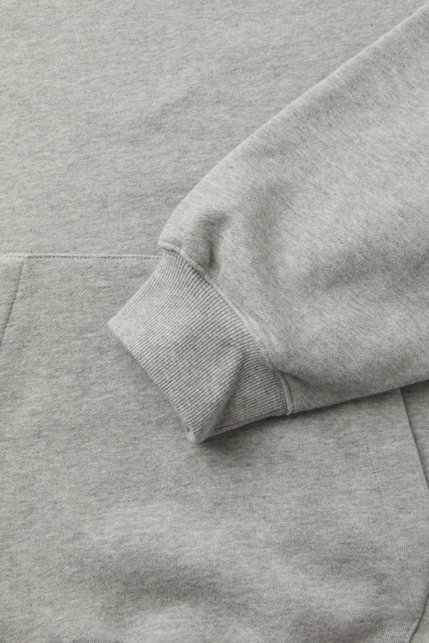 Vessels(베슬스) 베이직 로고 자수 스웻후디는 부드러운 면 소재로 제작되어 편안한 착용감을 선사합니다. 오버핏 디자인과 후드 네크라인으로 캐주얼하고 미니멀한 스타일을 연출하며, 로고 자수 디테일이 돋보입니다. 봄, 가을, 겨울 모두 활용 가능하며, 집콕룩, 산책룩, 캠핑룩 등 다양한 TPO에 매치하기 좋습니다. 긴 소매와 두꺼운 두께감으로 따뜻함을 더하며, 그레이 컬러로 어떤 스타일에도 쉽게 코디할 수 있습니다. 베이직한 디자인으로 유행을 타지 않아 오랫동안 즐겨 입을 수 있는 아이템입니다.
