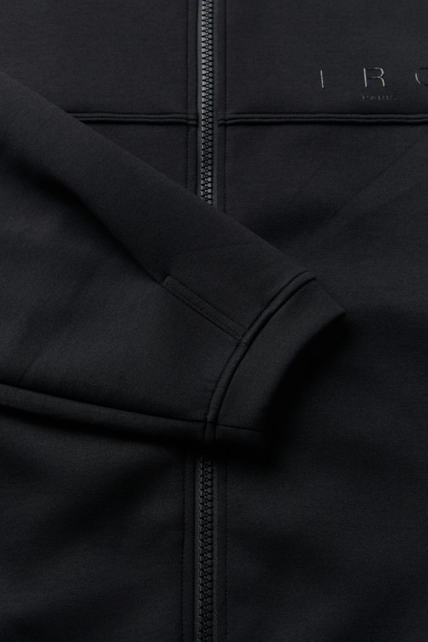 Comet(코멧) 쿠션지 하이넥 점퍼는 캐주얼, 미니멀, 시티보이 스타일을 추구하는 분들을 위한 간절기용 점퍼입니다. 봄, 가을에 산책룩이나 캠핑룩으로 활용하기 좋으며, 오버핏으로 편안한 착용감을 선사합니다. 하이넥 디자인과 밑단 스트링, 실루엣 조절 기능으로 다양한 스타일 연출이 가능하며, 로고 패턴과 소재 배색, 레터링 디테일로 포인트를 더했습니다. 폴리에스테르, 레이온, 폴리우레탄 혼방의 쿠션지 소재로 제작되어 부드러운 촉감과 보온성을 제공합니다. 집업 방식으로 간편하게 착용할 수 있으며 긴 소매 기장입니다.
