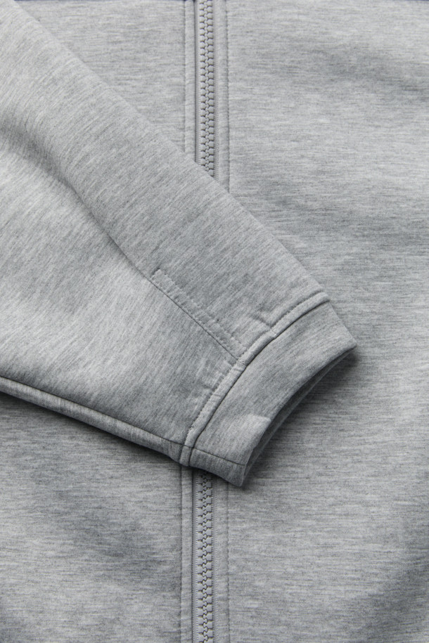 **Comet 쿠션지 하이넥 점퍼**는 캐주얼, 미니멀, 시티보이 스타일을 아우르는 오버핏 점퍼입니다. 그레이 컬러에 로고, 레터링, 무지 패턴이 조화롭게 적용되었으며, 하이넥 디자인과 밑단 배색으로 포인트를 더했습니다. 폴리에스테르, 레이온, 폴리우레탄 혼방의 쿠션지 소재를 사용하여 편안한 착용감을 선사하며, 긴 소매와 집업 여밈으로 실용성을 높였습니다. 산책룩에 완벽하게 어울리는 이 점퍼는 일상에서 편안하고 스타일리시하게 연출하기 좋습니다.
