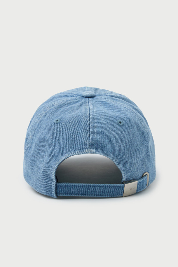 TROYES IRO (트로이스 이로) 로고 자수 워시드 데님 볼캡은 캐주얼, 미니멀, 시티보이 스타일을 추구하는 분들을 위한 아이템입니다. 데님블루 컬러의 면 소재로 제작되어 봄, 여름, 가을 계절에 착용하기 좋습니다. 워싱 처리된 부드러운 촉감과 로고 자수 디테일이 돋보이며, 여행룩이나 산책룩에 포인트를 더해줍니다. 데일리룩에 편안함과 스타일을 동시에 선사하는 워시드 볼캡으로, 당신의 개성을 표현해보세요.
