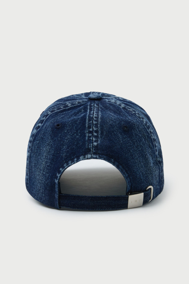 TROYES IRO (트로이스 이로) 로고 자수 워시드 데님 볼캡은 캐주얼, 미니멀, 시티보이 스타일을 즐기는 분들을 위한 아이템입니다. 네이비 컬러의 데님 소재에 워싱 가공을 거쳐 부드러운 촉감을 선사하며, 앞면 로고 자수가 돋보입니다. 봄, 여름, 가을 계절에 활용하기 좋으며, 일상, 여행룩, 산책룩 등 다양한 TPO에 매치하기 좋습니다. 일반적인 모자 깊이와 챙 넓이로 디자인되어 편안한 착용감을 제공합니다.
