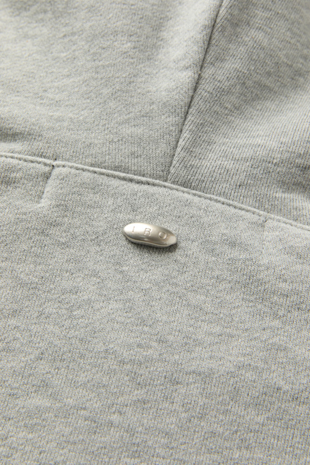 Vessels(베슬스) 베이직 로고 자수 스웻후디는 부드러운 면 소재로 제작되어 편안한 착용감을 선사합니다. 오버핏 디자인과 후드 네크라인으로 캐주얼하고 미니멀한 스타일을 연출하며, 로고 자수 디테일이 돋보입니다. 봄, 가을, 겨울 모두 활용 가능하며, 집콕룩, 산책룩, 캠핑룩 등 다양한 TPO에 매치하기 좋습니다. 긴 소매와 두꺼운 두께감으로 따뜻함을 더하며, 그레이 컬러로 어떤 스타일에도 쉽게 코디할 수 있습니다. 베이직한 디자인으로 유행을 타지 않아 오랫동안 즐겨 입을 수 있는 아이템입니다.
