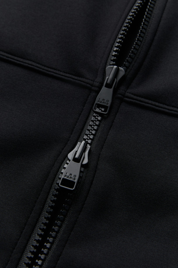 Comet(코멧) 쿠션지 하이넥 점퍼는 캐주얼, 미니멀, 시티보이 스타일을 추구하는 분들을 위한 간절기용 점퍼입니다. 봄, 가을에 산책룩이나 캠핑룩으로 활용하기 좋으며, 오버핏으로 편안한 착용감을 선사합니다. 하이넥 디자인과 밑단 스트링, 실루엣 조절 기능으로 다양한 스타일 연출이 가능하며, 로고 패턴과 소재 배색, 레터링 디테일로 포인트를 더했습니다. 폴리에스테르, 레이온, 폴리우레탄 혼방의 쿠션지 소재로 제작되어 부드러운 촉감과 보온성을 제공합니다. 집업 방식으로 간편하게 착용할 수 있으며 긴 소매 기장입니다.
