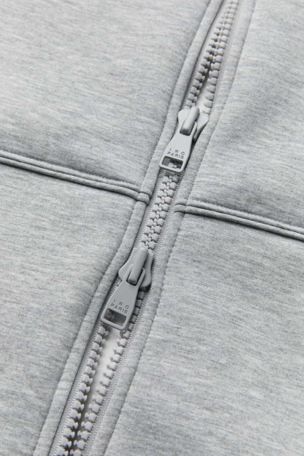 **Comet 쿠션지 하이넥 점퍼**는 캐주얼, 미니멀, 시티보이 스타일을 아우르는 오버핏 점퍼입니다. 그레이 컬러에 로고, 레터링, 무지 패턴이 조화롭게 적용되었으며, 하이넥 디자인과 밑단 배색으로 포인트를 더했습니다. 폴리에스테르, 레이온, 폴리우레탄 혼방의 쿠션지 소재를 사용하여 편안한 착용감을 선사하며, 긴 소매와 집업 여밈으로 실용성을 높였습니다. 산책룩에 완벽하게 어울리는 이 점퍼는 일상에서 편안하고 스타일리시하게 연출하기 좋습니다.
