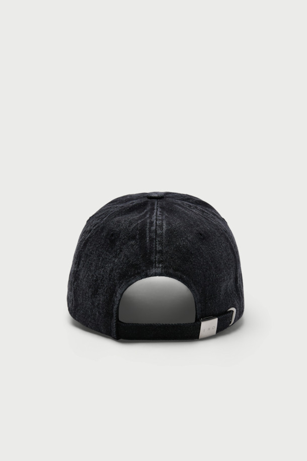 트로이스 아이로(TROYES IRO) 로고 자수 워시드 데님 볼캡은 캐주얼, 미니멀, 클래식 스타일을 즐겨 입는 분들을 위한 모자입니다. 데님과 면 소재를 사용하여 봄, 여름, 가을 계절에 착용하기 좋고, 워싱 처리된 부드러운 촉감이 특징입니다. 일상생활은 물론 산책이나 여행 시에도 편안하게 착용할 수 있으며, 일반적인 모자 깊이와 챙 넓이로 제작되었습니다. 블랙 컬러에 아이로(IRO) 로고 자수 디테일이 포인트로 들어가 디자인의 완성도를 높였습니다.
