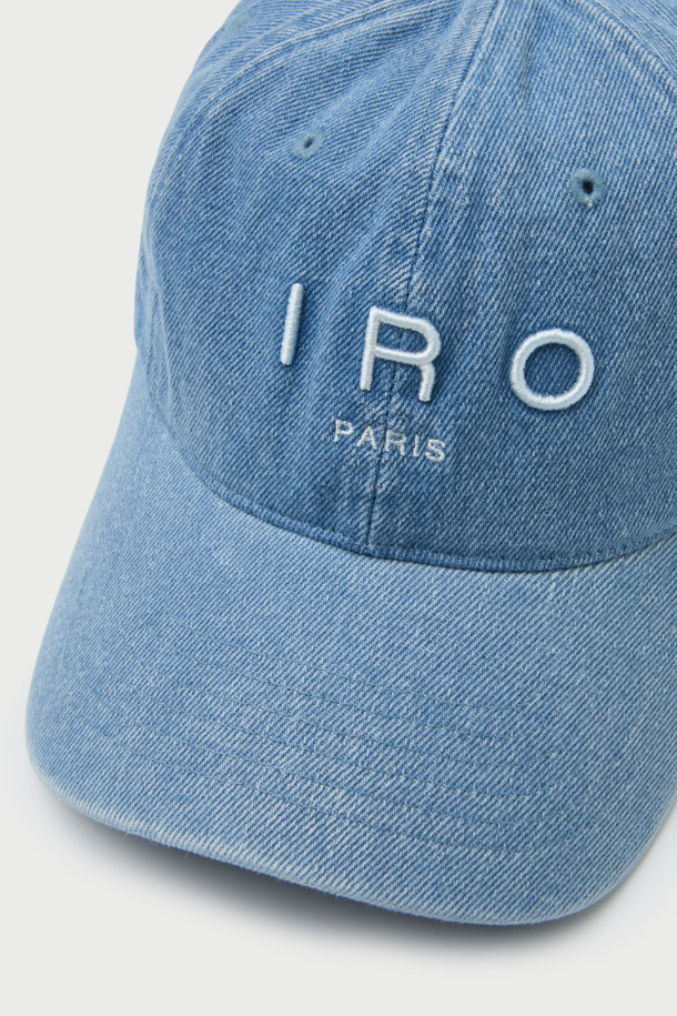 TROYES IRO (트로이스 이로) 로고 자수 워시드 데님 볼캡은 캐주얼, 미니멀, 시티보이 스타일을 추구하는 분들을 위한 아이템입니다. 데님블루 컬러의 면 소재로 제작되어 봄, 여름, 가을 계절에 착용하기 좋습니다. 워싱 처리된 부드러운 촉감과 로고 자수 디테일이 돋보이며, 여행룩이나 산책룩에 포인트를 더해줍니다. 데일리룩에 편안함과 스타일을 동시에 선사하는 워시드 볼캡으로, 당신의 개성을 표현해보세요.
