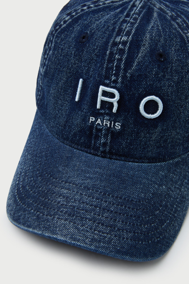 TROYES IRO (트로이스 이로) 로고 자수 워시드 데님 볼캡은 캐주얼, 미니멀, 시티보이 스타일을 즐기는 분들을 위한 아이템입니다. 네이비 컬러의 데님 소재에 워싱 가공을 거쳐 부드러운 촉감을 선사하며, 앞면 로고 자수가 돋보입니다. 봄, 여름, 가을 계절에 활용하기 좋으며, 일상, 여행룩, 산책룩 등 다양한 TPO에 매치하기 좋습니다. 일반적인 모자 깊이와 챙 넓이로 디자인되어 편안한 착용감을 제공합니다.
