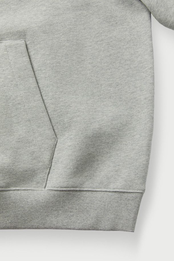 Vessels(베슬스) 베이직 로고 자수 스웻후디는 부드러운 면 소재로 제작되어 편안한 착용감을 선사합니다. 오버핏 디자인과 후드 네크라인으로 캐주얼하고 미니멀한 스타일을 연출하며, 로고 자수 디테일이 돋보입니다. 봄, 가을, 겨울 모두 활용 가능하며, 집콕룩, 산책룩, 캠핑룩 등 다양한 TPO에 매치하기 좋습니다. 긴 소매와 두꺼운 두께감으로 따뜻함을 더하며, 그레이 컬러로 어떤 스타일에도 쉽게 코디할 수 있습니다. 베이직한 디자인으로 유행을 타지 않아 오랫동안 즐겨 입을 수 있는 아이템입니다.
