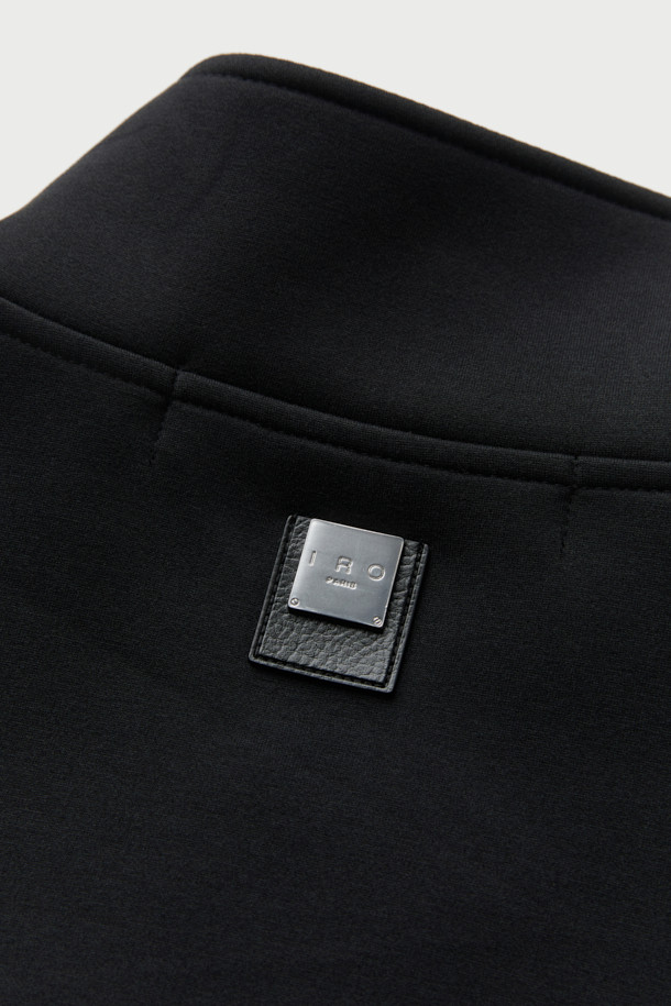 Comet(코멧) 쿠션지 하이넥 점퍼는 캐주얼, 미니멀, 시티보이 스타일을 추구하는 분들을 위한 간절기용 점퍼입니다. 봄, 가을에 산책룩이나 캠핑룩으로 활용하기 좋으며, 오버핏으로 편안한 착용감을 선사합니다. 하이넥 디자인과 밑단 스트링, 실루엣 조절 기능으로 다양한 스타일 연출이 가능하며, 로고 패턴과 소재 배색, 레터링 디테일로 포인트를 더했습니다. 폴리에스테르, 레이온, 폴리우레탄 혼방의 쿠션지 소재로 제작되어 부드러운 촉감과 보온성을 제공합니다. 집업 방식으로 간편하게 착용할 수 있으며 긴 소매 기장입니다.
