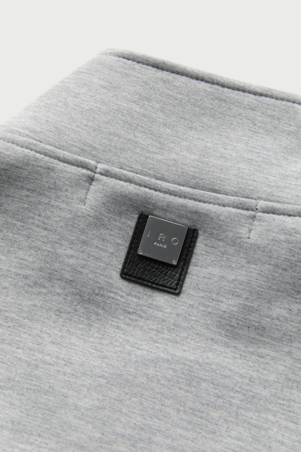 **Comet 쿠션지 하이넥 점퍼**는 캐주얼, 미니멀, 시티보이 스타일을 아우르는 오버핏 점퍼입니다. 그레이 컬러에 로고, 레터링, 무지 패턴이 조화롭게 적용되었으며, 하이넥 디자인과 밑단 배색으로 포인트를 더했습니다. 폴리에스테르, 레이온, 폴리우레탄 혼방의 쿠션지 소재를 사용하여 편안한 착용감을 선사하며, 긴 소매와 집업 여밈으로 실용성을 높였습니다. 산책룩에 완벽하게 어울리는 이 점퍼는 일상에서 편안하고 스타일리시하게 연출하기 좋습니다.
