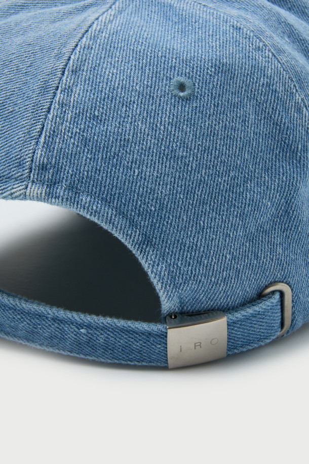 TROYES IRO (트로이스 이로) 로고 자수 워시드 데님 볼캡은 캐주얼, 미니멀, 시티보이 스타일을 추구하는 분들을 위한 아이템입니다. 데님블루 컬러의 면 소재로 제작되어 봄, 여름, 가을 계절에 착용하기 좋습니다. 워싱 처리된 부드러운 촉감과 로고 자수 디테일이 돋보이며, 여행룩이나 산책룩에 포인트를 더해줍니다. 데일리룩에 편안함과 스타일을 동시에 선사하는 워시드 볼캡으로, 당신의 개성을 표현해보세요.
