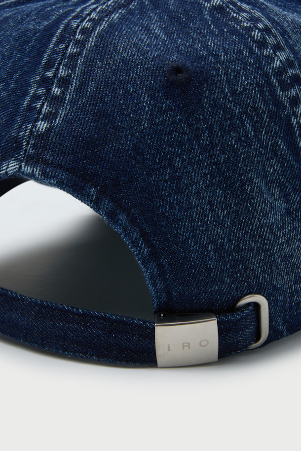 TROYES IRO (트로이스 이로) 로고 자수 워시드 데님 볼캡은 캐주얼, 미니멀, 시티보이 스타일을 즐기는 분들을 위한 아이템입니다. 네이비 컬러의 데님 소재에 워싱 가공을 거쳐 부드러운 촉감을 선사하며, 앞면 로고 자수가 돋보입니다. 봄, 여름, 가을 계절에 활용하기 좋으며, 일상, 여행룩, 산책룩 등 다양한 TPO에 매치하기 좋습니다. 일반적인 모자 깊이와 챙 넓이로 디자인되어 편안한 착용감을 제공합니다.
