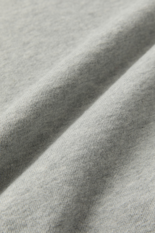 Vessels(베슬스) 베이직 로고 자수 스웻후디는 부드러운 면 소재로 제작되어 편안한 착용감을 선사합니다. 오버핏 디자인과 후드 네크라인으로 캐주얼하고 미니멀한 스타일을 연출하며, 로고 자수 디테일이 돋보입니다. 봄, 가을, 겨울 모두 활용 가능하며, 집콕룩, 산책룩, 캠핑룩 등 다양한 TPO에 매치하기 좋습니다. 긴 소매와 두꺼운 두께감으로 따뜻함을 더하며, 그레이 컬러로 어떤 스타일에도 쉽게 코디할 수 있습니다. 베이직한 디자인으로 유행을 타지 않아 오랫동안 즐겨 입을 수 있는 아이템입니다.
