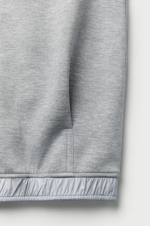 **Comet 쿠션지 하이넥 점퍼**는 캐주얼, 미니멀, 시티보이 스타일을 아우르는 오버핏 점퍼입니다. 그레이 컬러에 로고, 레터링, 무지 패턴이 조화롭게 적용되었으며, 하이넥 디자인과 밑단 배색으로 포인트를 더했습니다. 폴리에스테르, 레이온, 폴리우레탄 혼방의 쿠션지 소재를 사용하여 편안한 착용감을 선사하며, 긴 소매와 집업 여밈으로 실용성을 높였습니다. 산책룩에 완벽하게 어울리는 이 점퍼는 일상에서 편안하고 스타일리시하게 연출하기 좋습니다.
