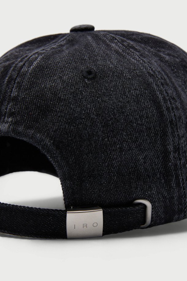트로이스 아이로(TROYES IRO) 로고 자수 워시드 데님 볼캡은 캐주얼, 미니멀, 클래식 스타일을 즐겨 입는 분들을 위한 모자입니다. 데님과 면 소재를 사용하여 봄, 여름, 가을 계절에 착용하기 좋고, 워싱 처리된 부드러운 촉감이 특징입니다. 일상생활은 물론 산책이나 여행 시에도 편안하게 착용할 수 있으며, 일반적인 모자 깊이와 챙 넓이로 제작되었습니다. 블랙 컬러에 아이로(IRO) 로고 자수 디테일이 포인트로 들어가 디자인의 완성도를 높였습니다.
