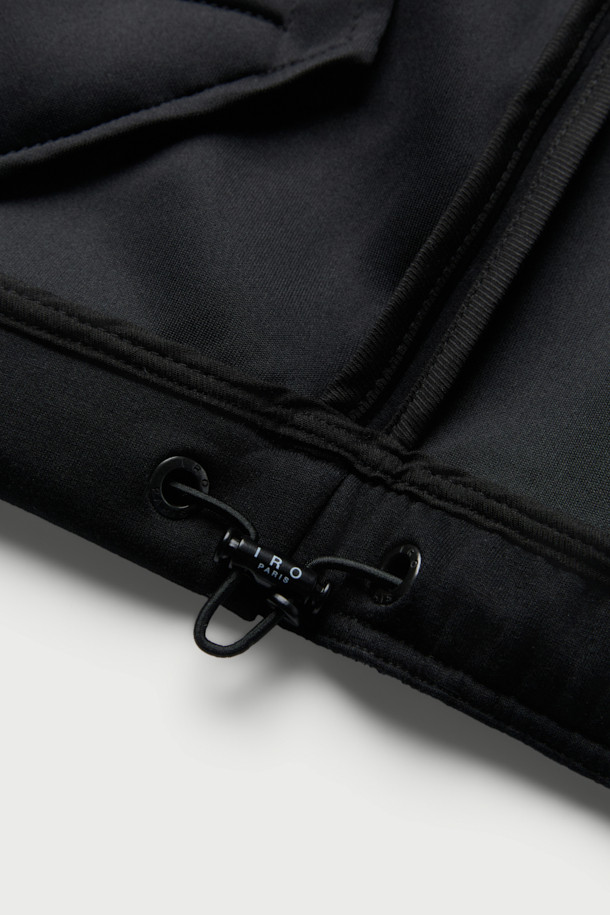 Comet(코멧) 쿠션지 하이넥 점퍼는 캐주얼, 미니멀, 시티보이 스타일을 추구하는 분들을 위한 간절기용 점퍼입니다. 봄, 가을에 산책룩이나 캠핑룩으로 활용하기 좋으며, 오버핏으로 편안한 착용감을 선사합니다. 하이넥 디자인과 밑단 스트링, 실루엣 조절 기능으로 다양한 스타일 연출이 가능하며, 로고 패턴과 소재 배색, 레터링 디테일로 포인트를 더했습니다. 폴리에스테르, 레이온, 폴리우레탄 혼방의 쿠션지 소재로 제작되어 부드러운 촉감과 보온성을 제공합니다. 집업 방식으로 간편하게 착용할 수 있으며 긴 소매 기장입니다.
