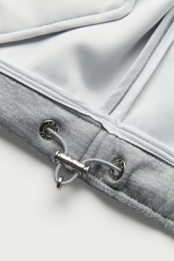 **Comet 쿠션지 하이넥 점퍼**는 캐주얼, 미니멀, 시티보이 스타일을 아우르는 오버핏 점퍼입니다. 그레이 컬러에 로고, 레터링, 무지 패턴이 조화롭게 적용되었으며, 하이넥 디자인과 밑단 배색으로 포인트를 더했습니다. 폴리에스테르, 레이온, 폴리우레탄 혼방의 쿠션지 소재를 사용하여 편안한 착용감을 선사하며, 긴 소매와 집업 여밈으로 실용성을 높였습니다. 산책룩에 완벽하게 어울리는 이 점퍼는 일상에서 편안하고 스타일리시하게 연출하기 좋습니다.
