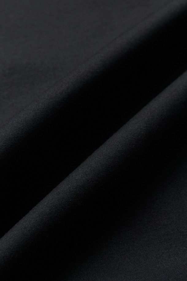 Comet(코멧) 쿠션지 하이넥 점퍼는 캐주얼, 미니멀, 시티보이 스타일을 추구하는 분들을 위한 간절기용 점퍼입니다. 봄, 가을에 산책룩이나 캠핑룩으로 활용하기 좋으며, 오버핏으로 편안한 착용감을 선사합니다. 하이넥 디자인과 밑단 스트링, 실루엣 조절 기능으로 다양한 스타일 연출이 가능하며, 로고 패턴과 소재 배색, 레터링 디테일로 포인트를 더했습니다. 폴리에스테르, 레이온, 폴리우레탄 혼방의 쿠션지 소재로 제작되어 부드러운 촉감과 보온성을 제공합니다. 집업 방식으로 간편하게 착용할 수 있으며 긴 소매 기장입니다.
