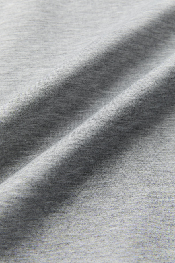 **Comet 쿠션지 하이넥 점퍼**는 캐주얼, 미니멀, 시티보이 스타일을 아우르는 오버핏 점퍼입니다. 그레이 컬러에 로고, 레터링, 무지 패턴이 조화롭게 적용되었으며, 하이넥 디자인과 밑단 배색으로 포인트를 더했습니다. 폴리에스테르, 레이온, 폴리우레탄 혼방의 쿠션지 소재를 사용하여 편안한 착용감을 선사하며, 긴 소매와 집업 여밈으로 실용성을 높였습니다. 산책룩에 완벽하게 어울리는 이 점퍼는 일상에서 편안하고 스타일리시하게 연출하기 좋습니다.
