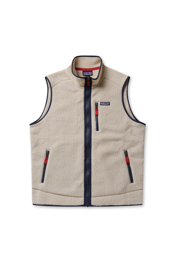 **(파타고니아) 레트로 파일 베스트**는 가을, 겨울철 아웃도어 활동과 일상에서 모두 활용하기 좋은 남성용 베스트입니다. 베이지 컬러의 무지 디자인으로 캐주얼, 미니멀, 고프코어 스타일을 연출하기 좋습니다. 두꺼운 폴리에스테르 소재로 제작되어 부드러운 촉감을 선사하며, 리사이클 소재를 사용하여 친환경적입니다. 레귤러핏으로 편안하게 착용 가능하며, 집업 스타일과 왼쪽 가슴, 사이드 포켓 디테일로 실용성을 더했습니다. 가을 나들이룩, 캠핑룩, 겨울 데일리룩에 활용하여 따뜻하고 스타일리시한 코디를 완성해보세요.
