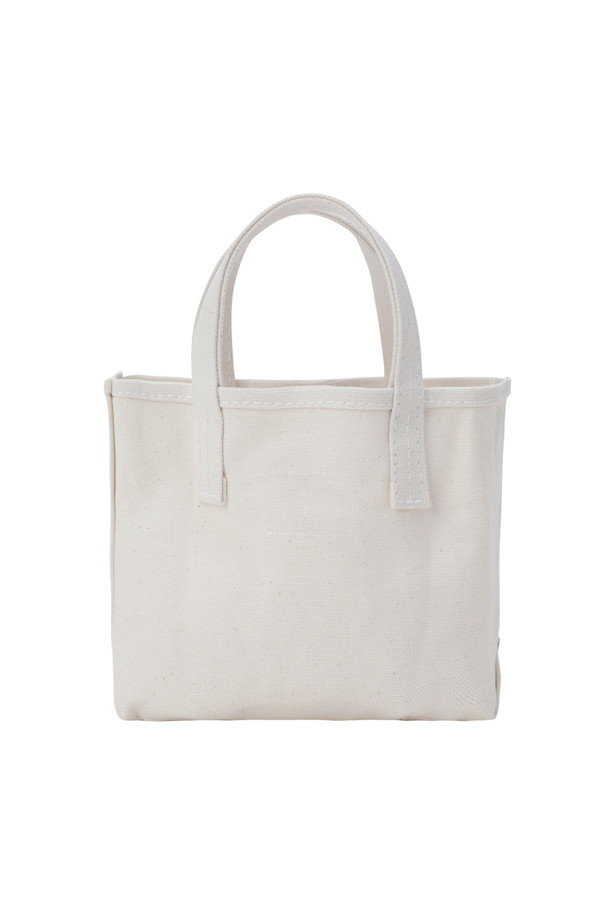 (DANTON) 캔버스 토트백 - 보쥬 쁘띠 에크루(레드)는 18온스 캔버스 소재로 제작되어 튼튼함을 자랑하는 여성용 토트백입니다. 에크루와 레드의 조화가 돋보이며, 사각 모양에 화이트 스티치 디테일이 더해져 미니멀하고 클래식한 스타일을 연출합니다. 가방 전면에 로고 자수 디테일이 포인트로 들어가 있으며, 오픈형 디자인으로 내부 수납이 용이합니다. 데이트룩이나 쇼핑룩에 잘 어울리는 미디엄 사이즈의 무지 토트백으로, 내부 포켓은 없습니다.
