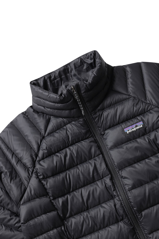 파타고니아(PATAGONIA) 여성용 다운 스웨터 84684 BLK는 겨울철 일상 및 아웃도어 활동에 적합한 다운 자켓입니다. 블랙 컬러의 무지 디자인으로 캐주얼, 미니멀, 스포티한 스타일을 연출할 수 있습니다. 800 필파워 구스다운을 사용하여 보온성이 뛰어나며, 재활용 나일론 원단과 90% 구스 솜털, 10% 구스 깃털의 혼용률로 가볍고 부드러운 착용감을 제공합니다. 레귤러 핏에 긴 소매, 집업 여밈 방식으로 제작되었으며, 등산룩, 캠핑룩 등 다양한 TPO에 활용 가능합니다. 두꺼운 두께감으로 추운 날씨에도 따뜻하게 몸을 보호해 줍니다.
