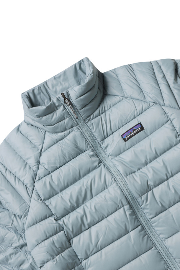 (PATAGONIA) 파타고니아 여성용 다운 스웨터 84684 TMBL는 일상 및 아웃도어 활동에 적합한 여성용 다운 자켓입니다. 연청색이며 캐주얼, 스포티, 미니멀 스타일을 연출할 수 있습니다. 800 필파워 구스다운과 재활용 나일론 원단을 사용하여 보온성과 경량성을 동시에 갖췄으며, 90% 구스 솜털과 10% 구스 깃털로 제작되었습니다. 크롭 기장의 레귤러핏으로 집업 스타일이며, 가을, 겨울철 여행룩과 캠핑룩에 활용하기 좋습니다. 부드러운 촉감의 긴 소매 패딩 코트로, 무지 디자인이 특징입니다.
