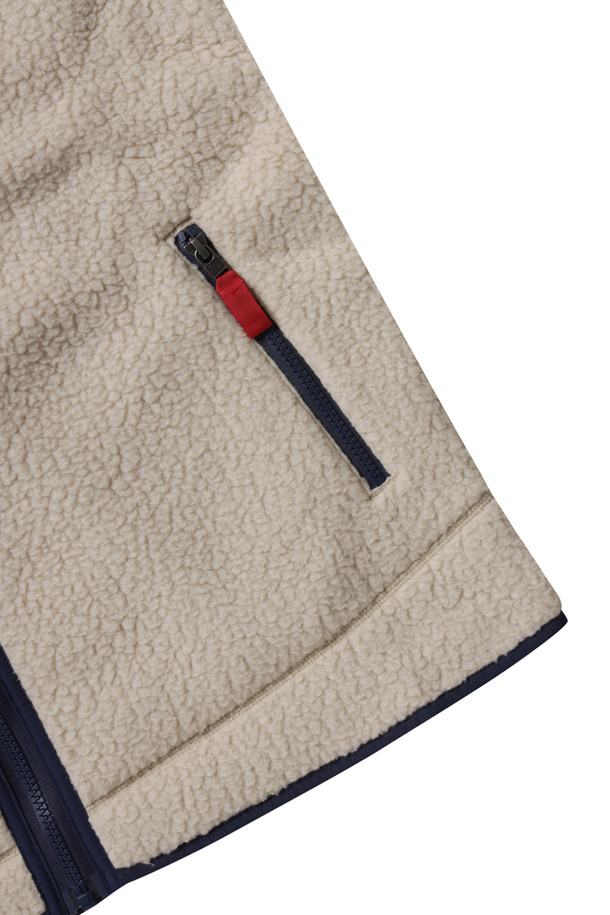 **(파타고니아) 레트로 파일 베스트**는 가을, 겨울철 아웃도어 활동과 일상에서 모두 활용하기 좋은 남성용 베스트입니다. 베이지 컬러의 무지 디자인으로 캐주얼, 미니멀, 고프코어 스타일을 연출하기 좋습니다. 두꺼운 폴리에스테르 소재로 제작되어 부드러운 촉감을 선사하며, 리사이클 소재를 사용하여 친환경적입니다. 레귤러핏으로 편안하게 착용 가능하며, 집업 스타일과 왼쪽 가슴, 사이드 포켓 디테일로 실용성을 더했습니다. 가을 나들이룩, 캠핑룩, 겨울 데일리룩에 활용하여 따뜻하고 스타일리시한 코디를 완성해보세요.
