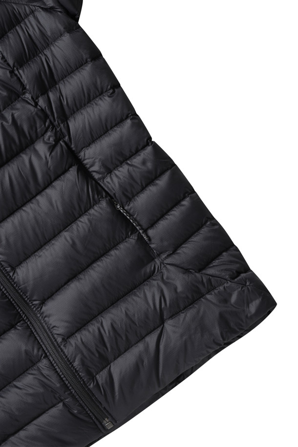 파타고니아(PATAGONIA) 여성용 다운 스웨터 84684 BLK는 겨울철 일상 및 아웃도어 활동에 적합한 다운 자켓입니다. 블랙 컬러의 무지 디자인으로 캐주얼, 미니멀, 스포티한 스타일을 연출할 수 있습니다. 800 필파워 구스다운을 사용하여 보온성이 뛰어나며, 재활용 나일론 원단과 90% 구스 솜털, 10% 구스 깃털의 혼용률로 가볍고 부드러운 착용감을 제공합니다. 레귤러 핏에 긴 소매, 집업 여밈 방식으로 제작되었으며, 등산룩, 캠핑룩 등 다양한 TPO에 활용 가능합니다. 두꺼운 두께감으로 추운 날씨에도 따뜻하게 몸을 보호해 줍니다.
