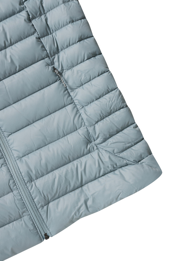 (PATAGONIA) 파타고니아 여성용 다운 스웨터 84684 TMBL는 일상 및 아웃도어 활동에 적합한 여성용 다운 자켓입니다. 연청색이며 캐주얼, 스포티, 미니멀 스타일을 연출할 수 있습니다. 800 필파워 구스다운과 재활용 나일론 원단을 사용하여 보온성과 경량성을 동시에 갖췄으며, 90% 구스 솜털과 10% 구스 깃털로 제작되었습니다. 크롭 기장의 레귤러핏으로 집업 스타일이며, 가을, 겨울철 여행룩과 캠핑룩에 활용하기 좋습니다. 부드러운 촉감의 긴 소매 패딩 코트로, 무지 디자인이 특징입니다.
