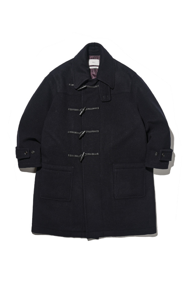 다크 네이비 컬러의 울 더플 코트는 3M Thinsulate 충전재와 타스마니아 울 원단을 사용하여 보온성을 극대화한 겨울철 필수 아우터입니다. 1980년대 영국군 더플 코트를 모티브로 한 클래식한 디자인에 릴랙스 핏이 더해져 편안하면서도 모던한 스타일을 연출합니다. 토글 여밈 방식과 롱 기장, 긴 소매, 더블브레스트 코트 타입으로 클래식, 미니멀, 시크 스타일을 완성하며, 출근룩, 모임룩, 연말 모임룩 등 다양한 TPO에 활용 가능합니다. 부드러운 촉감과 무지 패턴은 어떤 옷에도 잘 어울려 폭넓은 활용도를 자랑합니다.
