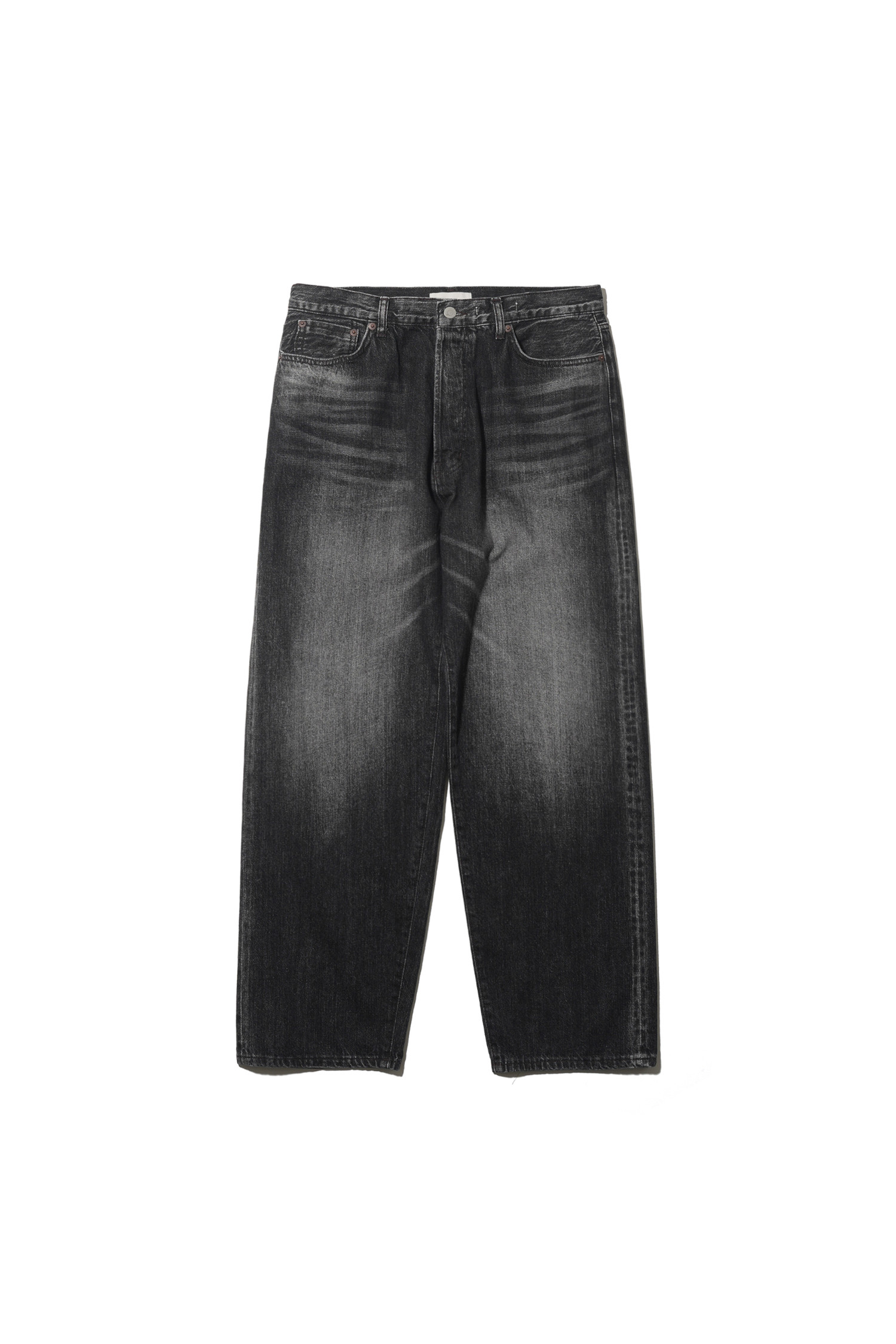 오가닉 코튼 와이드 테이퍼드 데님 팬츠 워시드 블랙은 빈티지하고 클래식한 무드를 자아내는 남성용 데님 팬츠입니다. 1947년 XX 모델을 오마주하여 제작되었으며, 1차 워싱 가공을 거쳐 자연스러운 색감과 부드러운 착용감을 제공합니다. 셀비지 데님, 오가닉 코튼 소재를 사용하여 내구성이 뛰어나며, 5포켓 디자인과 WALDES 버클, 가죽 라벨 디테일로 완성도를 높였습니다. 데이트룩, 쇼핑룩 등 다양한 TPO에 활용 가능하며, 클래식, 미니멀, 워크웨어 스타일을 즐겨 입는 분들께 추천합니다. 와이드 핏과 테이퍼드 핏으로 편안하면서도 세련된 핏을 연출합니다.
