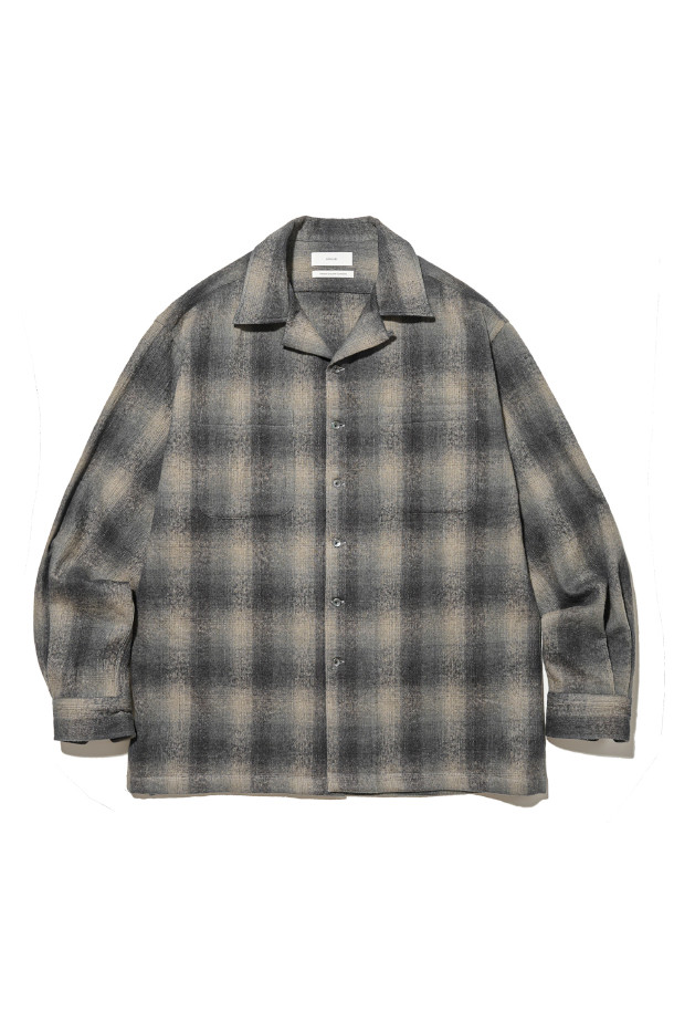 빈티지 텍스처 오픈 칼라 셔츠 - 그레이는 가을, 겨울 시즌에 어울리는 클래식하고 빈티지한 무드의 셔츠입니다. 부드러운 촉감의 울과 면 혼방 소재로 제작되었으며, 선염 체크 패턴이 돋보입니다. 오픈 칼라 디자인과 긴 소매, 자개 단추, 옆 트임 디테일이 특징이며, 축융 트윌 원단을 사용하여 고급스러움을 더했습니다. 데이트룩, 가을 나들이룩, 겨울 데일리룩 등 다양한 TPO에 맞춰 클래식, 미니멀, 캐주얼 스타일로 연출하기 좋습니다.
