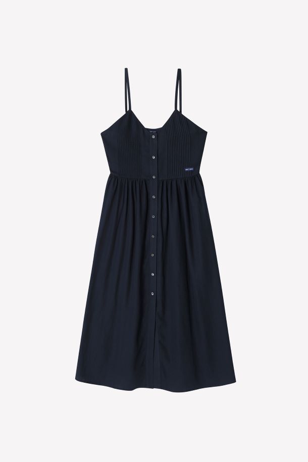 (Saint James) 쏘 레이 - 네이비 슬리브리스 원피스는 여름철 데일리 및 캐주얼 룩을 위한 여성 의류입니다. 네이비 컬러의 A라인 핏으로, 베이직하면서도 클래식한 스타일을 연출합니다. 플리츠 디테일과 스퀘어넥 디자인이 특징이며, 레이온과 린넨 혼방 소재로 시원한 착용감을 선사합니다. 앞면 플리츠 디테일과 세인트 제임스 로고 자개 단추가 고급스러움을 더하며, 뒷면 길이 조절 끈으로 핏을 조절할 수 있습니다. 단독 또는 레이어드하여 데이트, 카페, 여행 등 다양한 TPO에 맞춰 스타일링할 수 있습니다.
