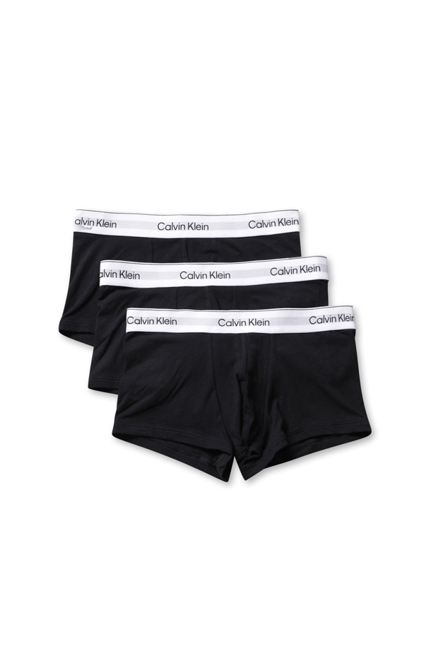 3 팩 로우 라이즈 트렁크 - 블랙-화이트는 남성용 속옷입니다. 면 소재로 제작되어 사계절 내내 편안하게 착용할 수 있으며, 신축성이 뛰어납니다. 무지 디자인에 로우 라이즈 웨이스트로 디자인되어 캐주얼하고 미니멀한 스타일을 연출합니다. 캘빈클라인 시그니처 엘라스틱 허리밴드로 포인트를 주었으며, 집콕룩이나 여행룩으로도 활용 가능합니다. 블랙과 화이트 컬러의 3개 세트로 구성되어 실용적입니다.
