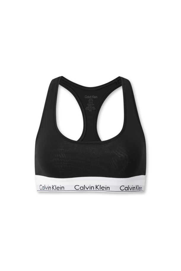 **언라인드 브라렛 - 블랙**

부드러운 컵과 레이서백 디자인으로 편안함을 선사하는 언라인드 브라렛입니다. 캘빈클라인 시그니처 언더밴드가 스타일리시함을 더하며, 신축성 있는 소재로 제작되어 활동성을 높였습니다. 무지 패턴의 블랙 컬러로 어떤 옷에도 매치하기 쉬우며, 집콕룩이나 미니멀, 캐주얼 스타일을 즐겨 입는 여성분들께 추천합니다. 패딩이 없어 자연스러운 착용감을 느낄 수 있습니다. 사계절 내내 활용 가능한 단품 브라렛입니다.
