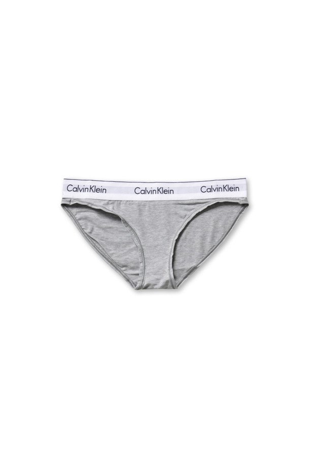 **비키니 브리프 - 그레이 헤더**

부드러운 면 소재로 제작되어 편안한 착용감을 선사하는 여성용 비키니 브리프입니다. 미디엄 라이즈 디자인으로, 캘빈클라인 시그니처 엘라스틱 허리밴드가 특징입니다. 무지 디자인의 그레이 헤더 컬러로 제작되어, 심플하고 세련된 스타일을 연출합니다. 신축성이 있어 활동성이 뛰어나며, 집콕룩, 여행룩, 휴가룩 등 다양한 TPO에 활용하기 좋습니다. 미니멀, 캐주얼, 클래식 스타일을 선호하는 분들께 추천합니다.
