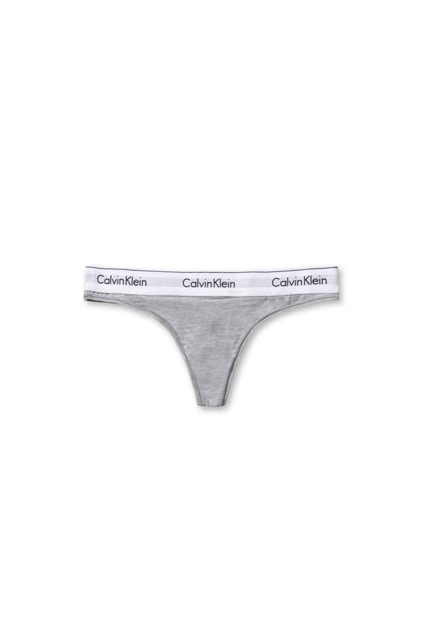 캘빈클라인(Calvin Klein)의 톤(Thong) - Grey Heather 입니다. 부드러운 면 소재로 제작되어 편안한 착용감을 선사하며, 사계절 내내 활용하기 좋습니다. 미디엄 라이즈 디자인에 캘빈클라인 시그니처 엘라스틱 허리 밴드가 특징입니다. 무지 패턴으로 다양한 룩에 매치하기 용이하며, 집콕룩, 동네 마실룩, 여행룩 등 TPO에 구애받지 않고 미니멀, 캐주얼, 클래식 스타일을 연출할 수 있습니다. 여성 속옷으로, 일상에서 편안하게 착용할 수 있는 아이템입니다.
