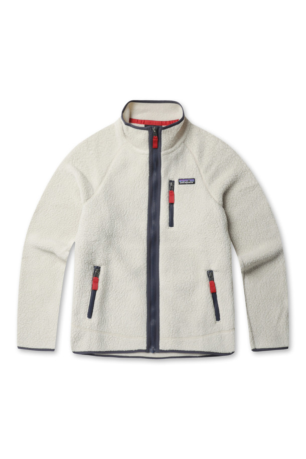 M'S RETRO PILE JACEKT (M'S 레트로 파일 재킷) - PELICAN W/SMOLDER BLUE는 남성용 아우터, 자켓입니다. 베이지와 블루 컬러 조합으로, 일상 및 아웃도어 활동에 적합합니다. 가을, 겨울 시즌에 따뜻하게 착용할 수 있으며 캐주얼, 스포티 스타일을 연출하기 좋습니다. 두꺼운 플리스 소재로 제작되어 부드러운 촉감을 제공하며, 보온 기능과 레귤러핏 디자인, 스탠드 칼라, 래글런 소매, 지퍼 포켓 등의 특징을 갖추고 있습니다. 캠핑룩, 등산룩, 미니멀한 스타일에도 잘 어울립니다.
