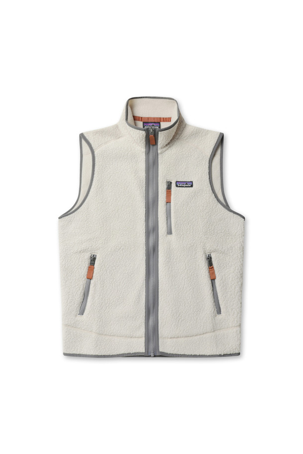 M'S RETRO PILE VEST - 펠리칸은 남성용 베스트로, 베이지와 그레이 색상으로 제공됩니다. 캐주얼하고 스포티한 스타일과 무지 패턴이 특징이며, 가을과 겨울에 일상 및 아웃도어 활동 시 착용하기 좋습니다. 두꺼운 두께감의 부드러운 플리스 소재로 제작되어 따뜻하고 편안한 착용감을 선사하며, 레귤러핏과 스탠드 업 칼라, 래글런 소매 구조, 신축성 트리밍, 리사이클 소재 사용 등의 특징을 갖추고 있습니다. 캠핑룩 연출에도 용이합니다.
