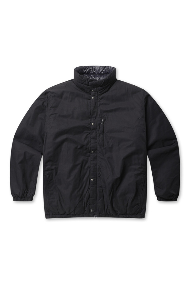 (NANAMICA) 리버서블 인슐레이션 재킷은 남성용 아우터로, 가을과 겨울에 착용하기 좋은 두꺼운 두께감의 블랙 컬러 인슐레이션 재킷입니다. 미니멀하고 스포티한 스타일을 연출하며, 출근룩과 여행룩에 모두 활용하기 좋습니다. 겉면은 리사이클 나일론 트윌, 안감은 리사이클 나일론 립스탑 소재로 제작되었으며, PRIMALOFT® Black Insulation 충전재를 사용하여 보온성을 높였습니다. 오버핏으로 편안하게 착용 가능하며, 레귤러 기장의 긴 소매와 집업 여밈 방식, 리버서블 코트 타입으로 다양한 스타일을 연출할 수 있습니다.
