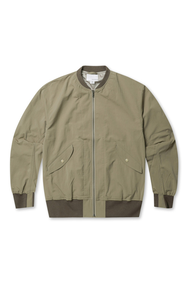 (NANAMICA) 알파드라이 필드 재킷 - 토프는 봄, 가을에 어울리는 남성용 필드 재킷입니다. 부드러운 촉감의 나일론 소재로 제작되었으며, 얇은 두께감과 신축성으로 편안한 착용감을 제공합니다. 캐주얼, 미니멀, 워크웨어 스타일을 즐기는 분들께 추천하며, 일상 및 봄 소풍, 캠핑룩에 활용하기 좋습니다. 오버핏 디자인에 집업 여밈 방식과 긴 소매 기장으로, 다양한 스타일 연출이 용이합니다. 토프 컬러의 무지 디자인으로 어떤 옷에도 쉽게 매치할 수 있습니다.
