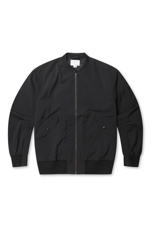 (NANAMICA) 알파드라이 필드 재킷 - 블랙은 캐주얼, 미니멀, 클래식 스타일을 아우르는 남성용 필드 재킷입니다. 봄, 가을 시즌에 적합하며, 얇고 부드러운 나일론 소재로 제작되어 편안한 착용감을 선사합니다. 집업 스타일의 레귤러 기장으로, 오버핏 실루엣과 신축성 있는 소재가 활동성을 높여줍니다. 출근룩과 여행룩에 모두 잘 어울리며, 컴팩트한 칼라 립, 소매 및 밑단 싱글 립 디테일이 특징입니다. 블랙 색상의 무지 디자인으로 다양한 스타일 연출이 용이합니다.
