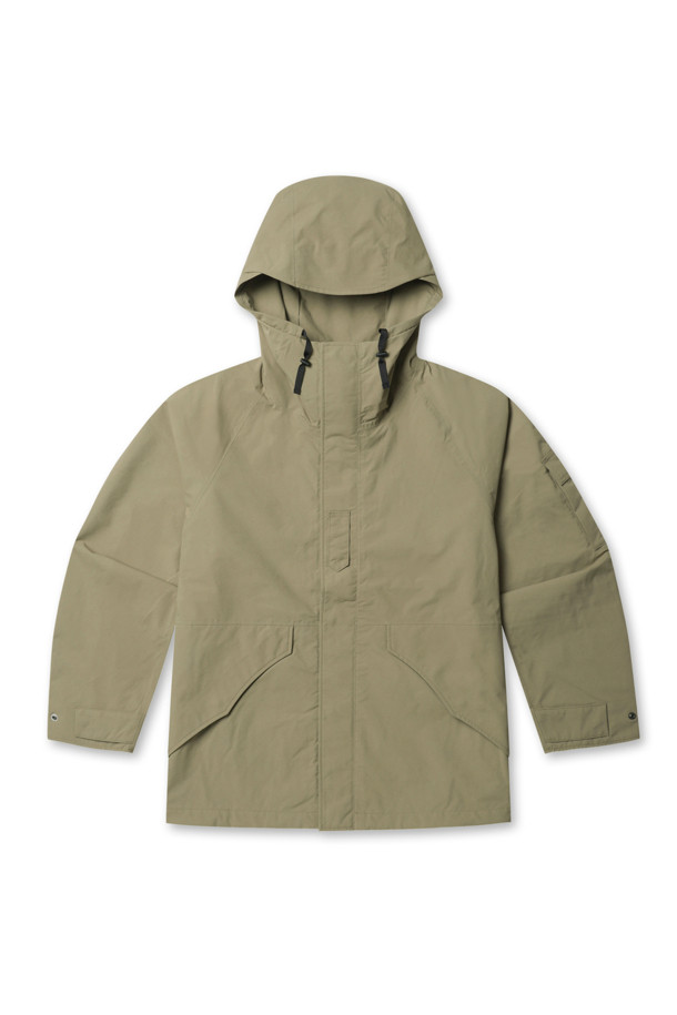 (NANAMICA) 2L 나일론 고어텍스 크루저 재킷은 남성용 아우터로, 일상과 아웃도어 활동 모두에 적합합니다. 카키 베이지 색상의 무지 디자인이며, 봄, 가을, 겨울 세 계절 모두 착용 가능합니다. 레귤러핏으로 제작되었으며, 지퍼형 여밈 방식을 채택했습니다. 나일론과 고어텍스 소재를 사용하여 방수, 투습 기능을 갖췄으며, 밀리터리 스타일의 두꺼운 재킷입니다. 여행, 캠핑, 등산 시 캐주얼, 고프코어 및 워크웨어 스타일로 연출하기 좋습니다.
