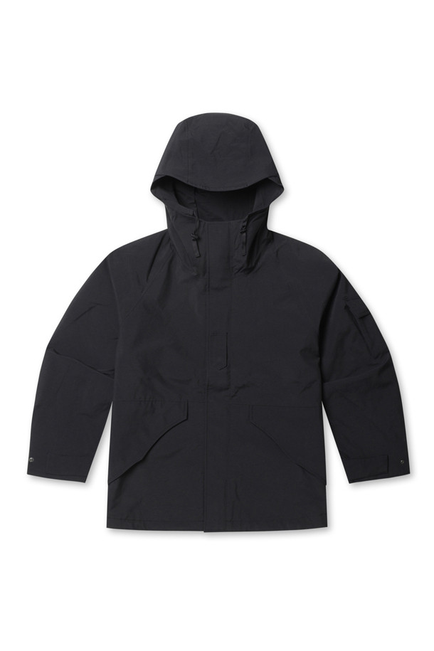 (NANAMICA) 2L 나일론 고어텍스 크루저 재킷 - 블랙은 남성용 아우터로, 일상과 아웃도어 활동 모두에 적합합니다. 봄, 가을, 겨울 계절에 착용 가능하며, 밀리터리와 아웃도어 스타일을 결합한 디자인입니다. 블랙 색상의 무지 패턴에 레귤러 핏, 집업 여밈 방식을 갖춘 크루저 코트 타입의 재킷입니다. 2층 ePE 고어텍스 fabrics, 리사이클 나일론 겉감, 오가닉 코튼/쿨맥스 안감, 비불소 방수투습 멤브레인, 발수 가공, 심테이프 가공 등을 특징으로, 방수, 투습, 발수 기능을 제공합니다. 출근룩과 여행룩, 미니멀, 클래식, 고프코어 스타일을 즐기는 분들에게 추천합니다.
