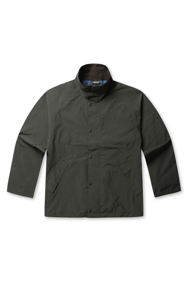 (NANAMICA) 2L PERTEX UNLIMITED FIELD 재킷 - 다크 올리브는 아웃도어 활동과 일상생활 모두에 적합한 남성용 필드 재킷입니다. 봄, 가을에 착용하기 좋은 얇은 두께감으로, 부드러운 촉감과 레귤러핏으로 편안한 착용감을 선사합니다. 방수 및 투습 기능이 있으며, 내부 지퍼 포켓과 밑단 조절이 가능하여 실용성을 높였습니다. 다크 올리브 색상의 무지 디자인에 안감은 체크 패턴으로 포인트를 주어 캐주얼, 클래식, 고프코어 스타일을 연출할 수 있습니다. 여행, 산책, 캠핑 등 다양한 TPO에 활용 가능합니다.
