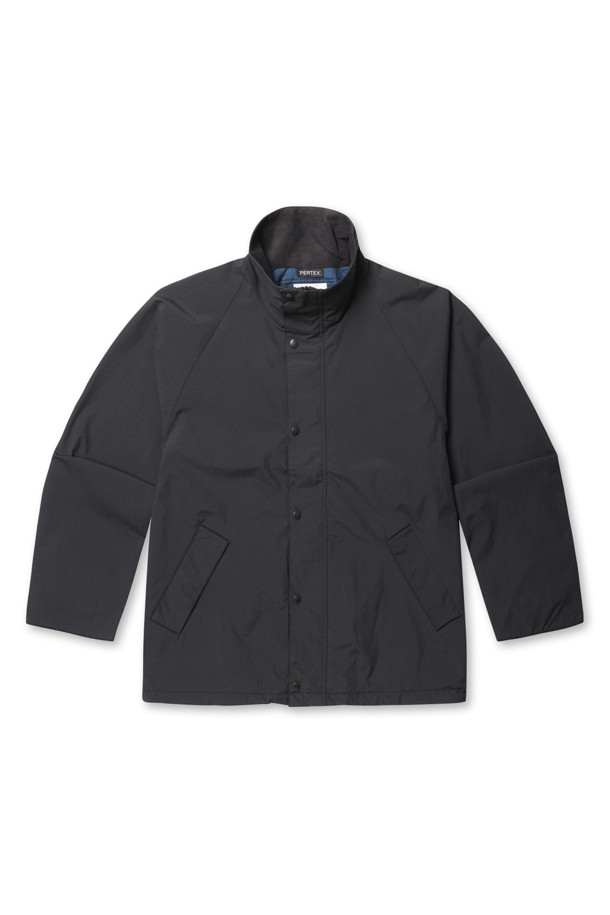 (NANAMICA) 2L PERTEX UNLIMITED FIELD SHORT JACKET - BLACK (나나미카 2L 퍼텍스 언리미티드 필드 숏 재킷 - 블랙)입니다. 일상과 출근룩, 여행룩에 적합하며, 캐주얼, 미니멀, 클래식 스타일을 연출할 수 있습니다. 봄, 가을에 어울리는 숏 기장의 블랙 컬러 필드 재킷으로, 방수 및 투습 기능을 갖췄습니다. 부드러운 촉감의 나일론, 면, 폴리에스터, 코듀로이 혼방 소재로 제작되었으며, 내부 하우스 체크 무늬 안감과 코듀로이 칼라, 조절 가능한 밑단, 내부 지퍼 포켓 등의 특징을 가지고 있습니다. 긴소매 집업 스타일의 무지 디자인으로, 다양한 코디에 활용하기 좋습니다.
