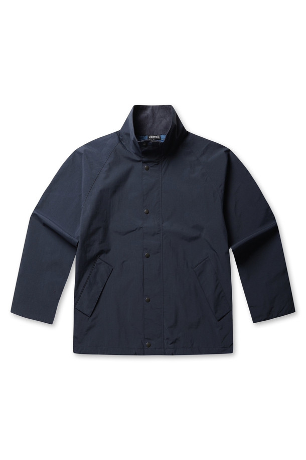 (NANAMICA) 2L PERTEX UNLIMITED FIELD SHORT 재킷 - 다크 네이비는 일상 및 아웃도어 활동에 적합한 남성용 필드 재킷입니다. 얇은 두께감의 PERTEX® UNLIMITED 소재를 사용하여 방수 및 투습 기능을 제공하며, 안감은 오가닉 코튼과 쿨맥스® 소재로 제작되어 쾌적한 착용감을 선사합니다. 다크 네이비 컬러에 무지, 하우스체크 패턴으로 캐주얼하고 미니멀한 스타일을 연출하며, 칼라 안쪽의 코듀로이 디테일이 특징입니다. 레귤러핏으로 제작되었으며, 지퍼형 여밈 방식과 내부 지퍼 포켓, 밑단 조절 기능으로 실용성을 더했습니다. 봄, 가을 시즌에 여행, 산책, 캠핑룩으로 활용하기 좋습니다.
