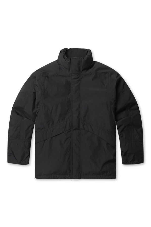 나나미카(NANAMICA)의 고어텍스(GORE-TEX) 숏 다운 재킷은 겨울철 일상과 아웃도어 활동에 적합한 남성용 다운 재킷입니다. 블랙 컬러의 무지 디자인으로 미니멀하고 스포티한 스타일을 연출하며, 레귤러핏으로 편안한 착용감을 제공합니다. 발수, 투습 기능을 갖춘 고어텍스(GORE-TEX) 소재와 두꺼운 두께감으로 뛰어난 보온성을 자랑하며, 안감은 리사이클 폴리에스터 립스탑을 사용하여 내구성을 높였습니다. 스냅과 지퍼 여밈 방식, 긴 소매 기장, 리브 처리, 보안용 지퍼 포켓 등의 디테일이 돋보이며, 출근룩과 여행룩에도 잘 어울립니다. 방수, 투습, 보온 기능을 갖춘 이 재킷은 겨울철 스타일과 기능성을 모두 만족시키는 아이템입니다.
