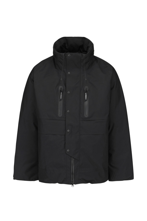 (AND WANDER) 레인 프로프 다운 재킷 - 블랙은 아웃도어 활동과 일상생활에서 모두 활용 가능한 남녀 공용 다운 재킷입니다. 방수, 투습 기능과 750 필파워 다운 충전재로 뛰어난 보온성을 제공하며, 겨드랑이 벤틸레이션으로 쾌적함을 유지합니다. 수납형 후드와 반사 스티치 디테일은 기능성과 디자인을 동시에 만족시키며, 레귤러핏으로 편안한 착용감을 선사합니다. 등산, 캠핑, 출근 등 다양한 TPO에 스포티, 고프코어 및 미니멀 스타일로 연출할 수 있습니다.
